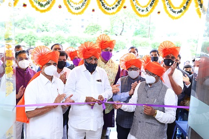 Left to Right: Dr. Bhagwat Karad, Member of Rajya Sabha, Shri Sandipanrao Bhumare, Minister of Employment guarantee and Horticulture,Govt of Maharashtra. , Dr. Saurabh Gadgil, CMD, PNG Jewellers, Shri Atul Save, MLA, East Aurangabad, Shri Hari Bhau Bagade