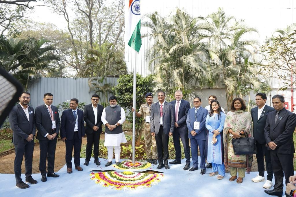 Flag hoisting by Uday Samant, Minister of Industries, Govt. of Maharashtra at the inauguration ceremony in the presence of  Vipul Shah  (Chairman, GJEPC); Kirit Bhansali (Vice Chairman, GJEPC); Nirav Bhansali (Convener, National Exhibitions, GJEPC); Sabya