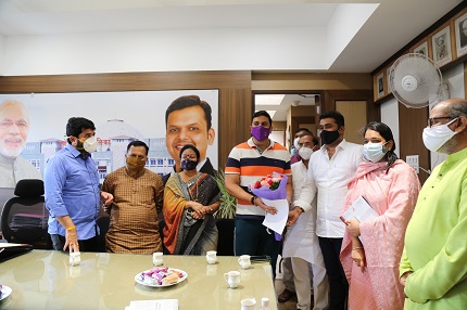 L to R: Pune Mayor, Murlidhar Mohol, Hemant Rasane, Chairman Standing committee, PMC, Dr. Saurabh Gadgil, CMD, PNG Jewellers, Ganesh Bidkar, Head of Assembly, PMC, Vice Mayor, Vadekar Tai, IAS officer and Addn Commissioner, Rubal Agarwal, Deepak Pote