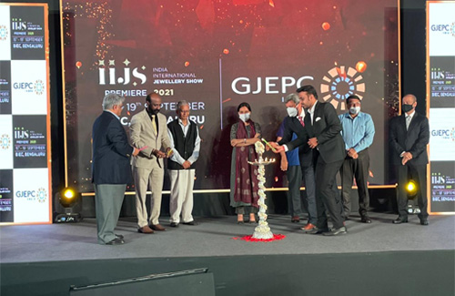 (L-R) Mr. Shailesh Sangani, Convener National Exhibition, GJEPC; Mr Y.S. Ravi Kumar President The Jewellery Association Bangalore; Mr. Eswar Ganjam of Ganjam Jewellers, Ms. Gunjan Krishna, IAS
